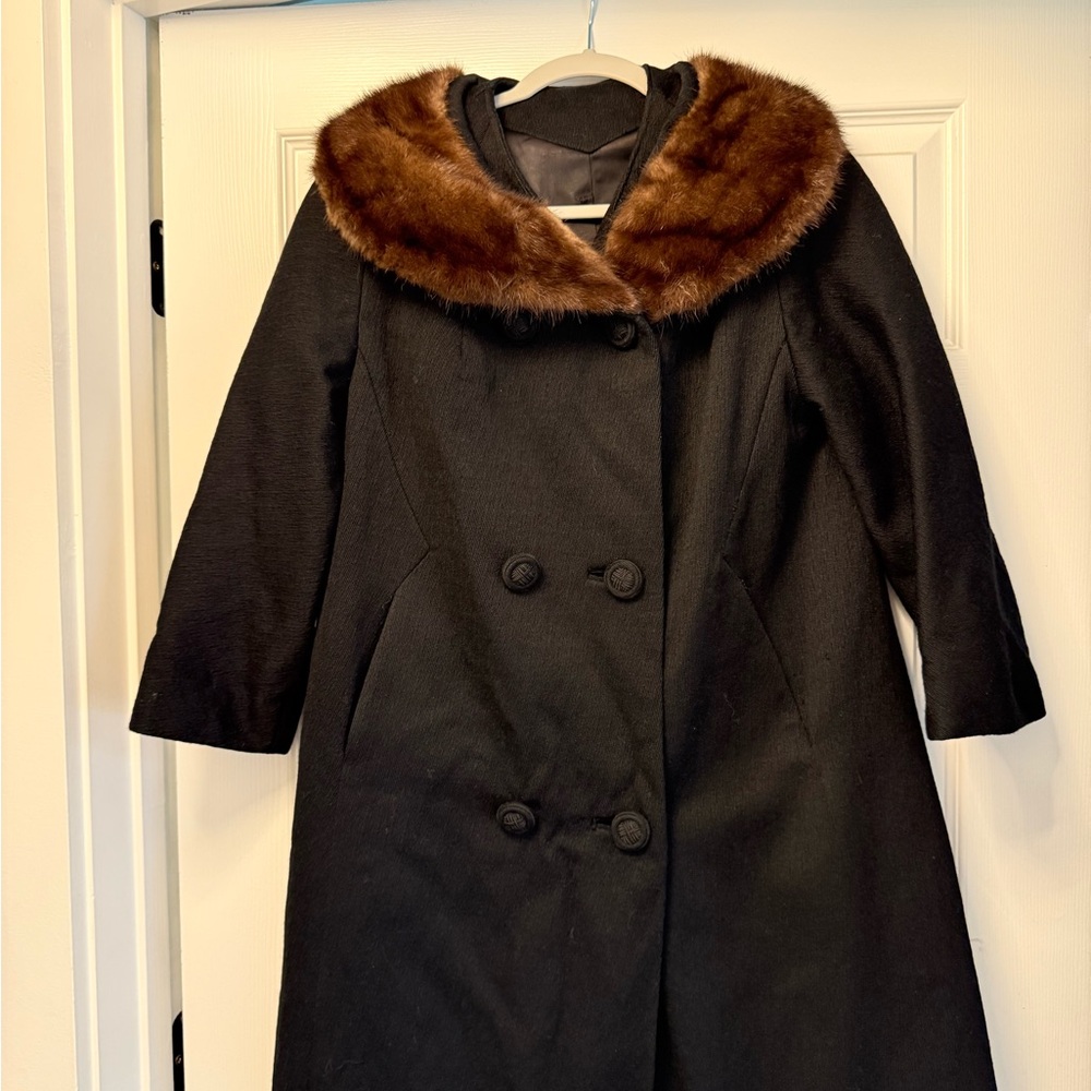 Elegant vintage Black Coat with real Fur Collar